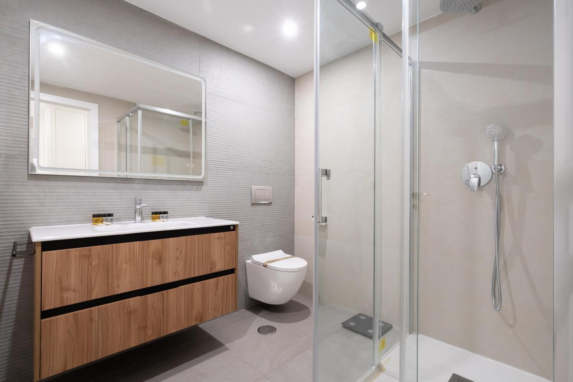 Apartamento Reformado En La Gran Via Alquiler Temporal Madrid Ngoại thất bức ảnh
